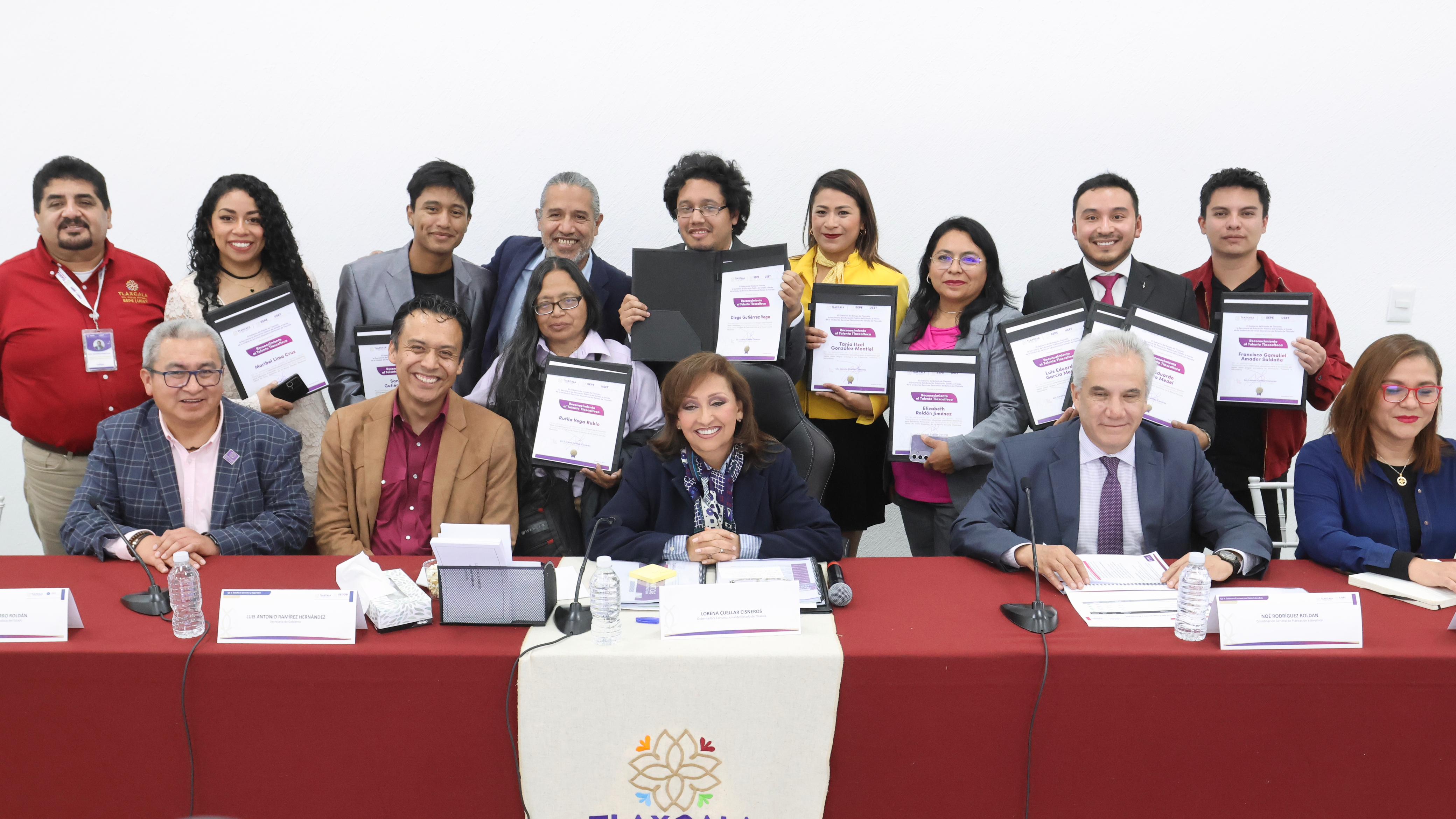 Entrega gobernadora reconocimientos a docentes tlaxcaltecas